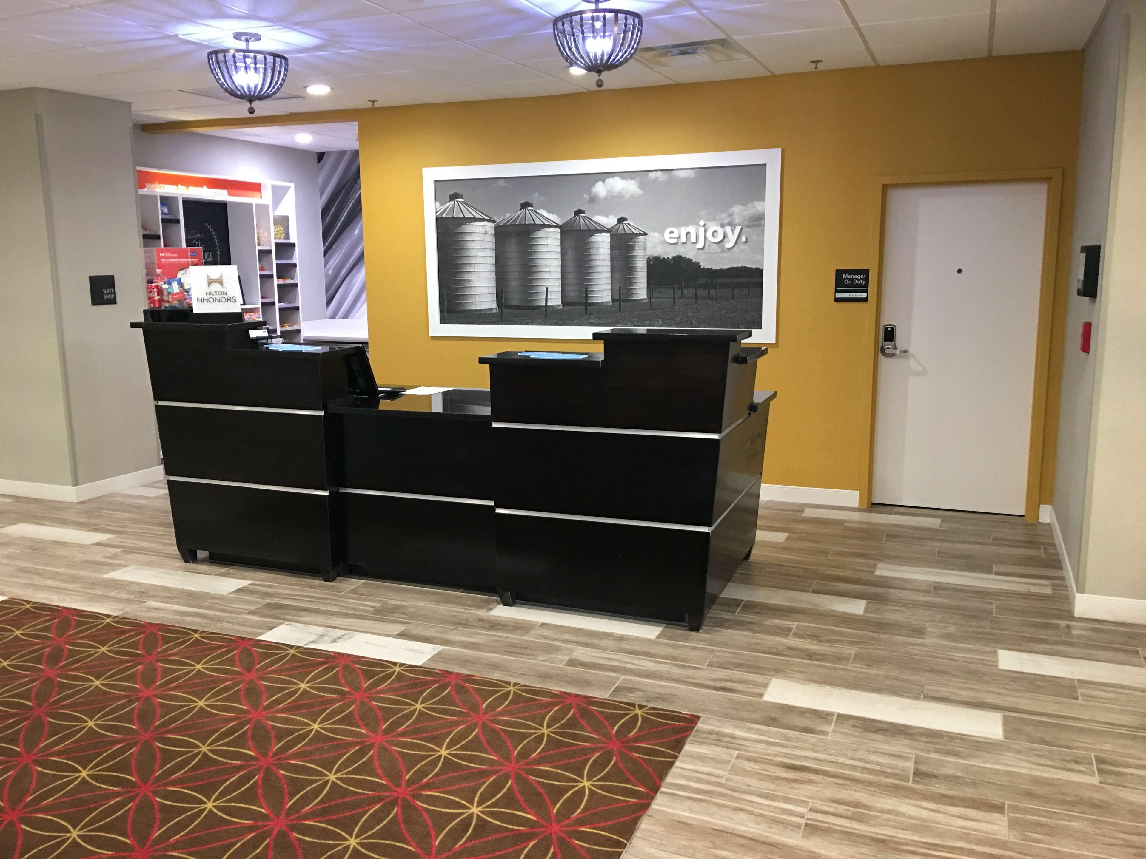 Hampton Inn Mcpherson Exterior foto