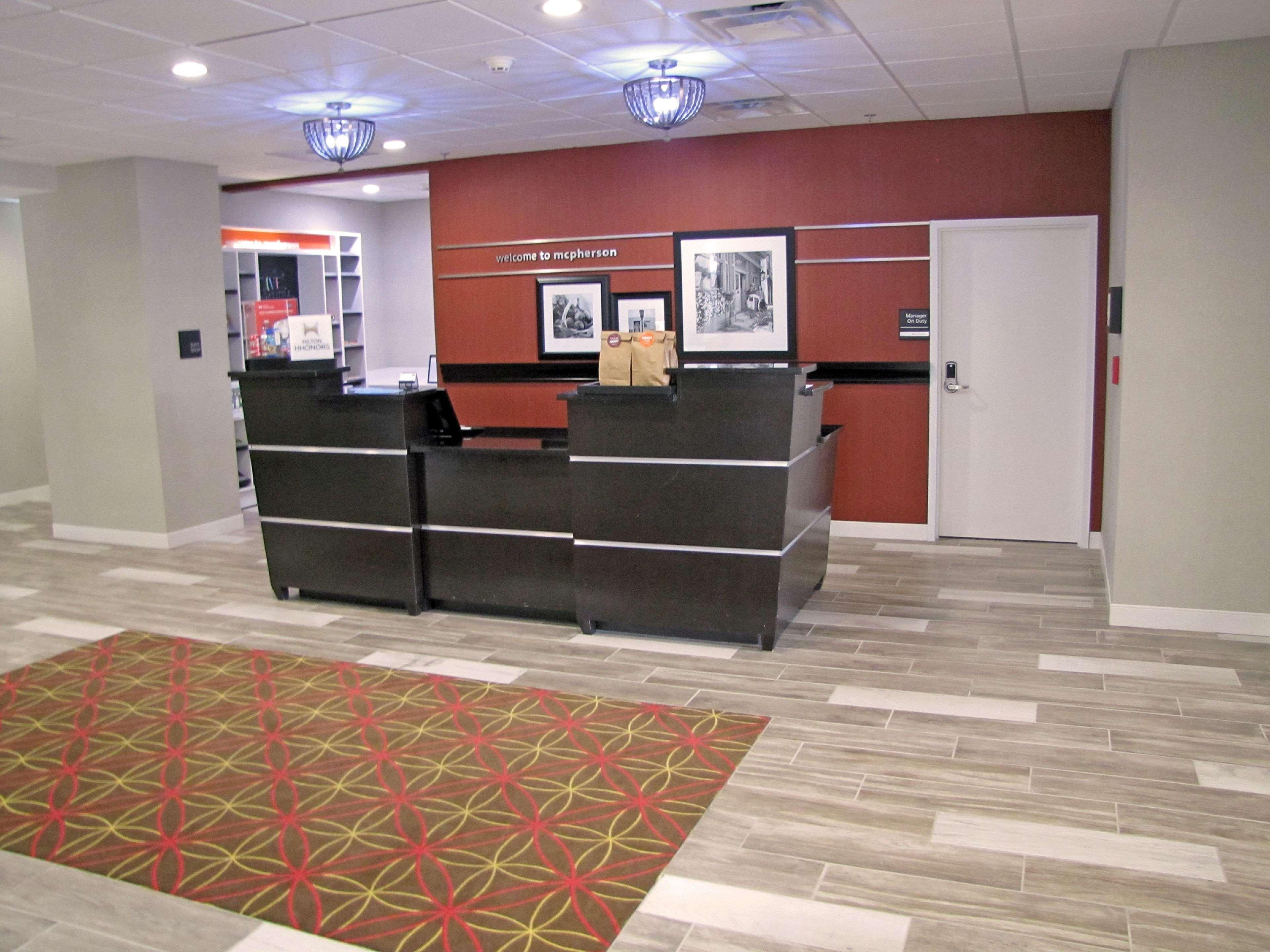 Hampton Inn Mcpherson Exterior foto