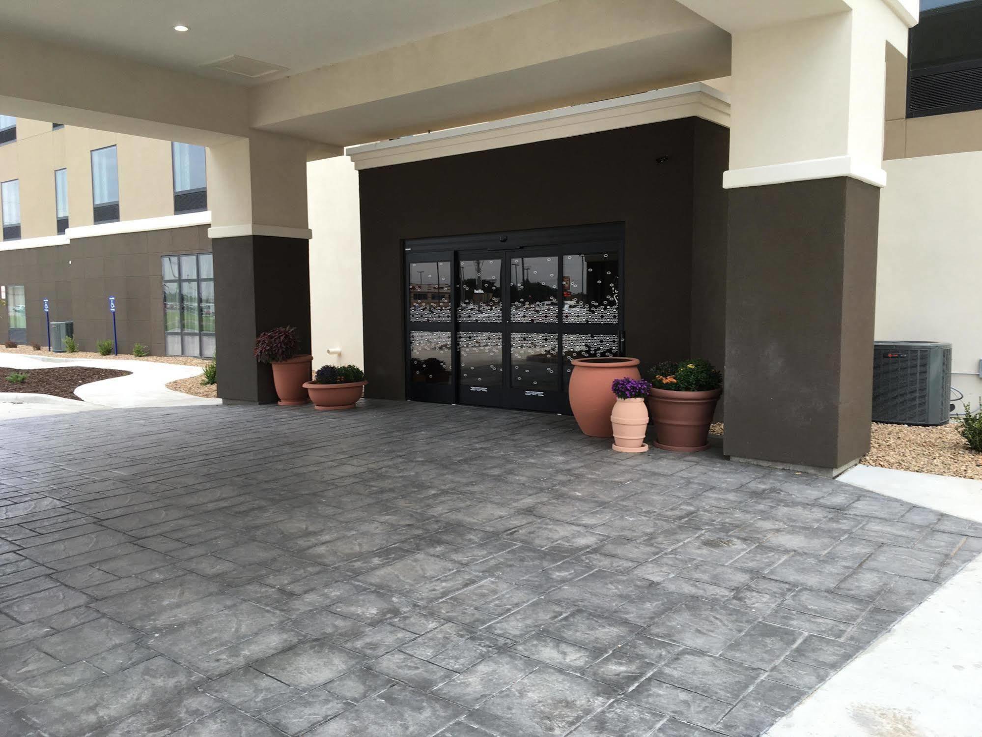Hampton Inn Mcpherson Exterior foto